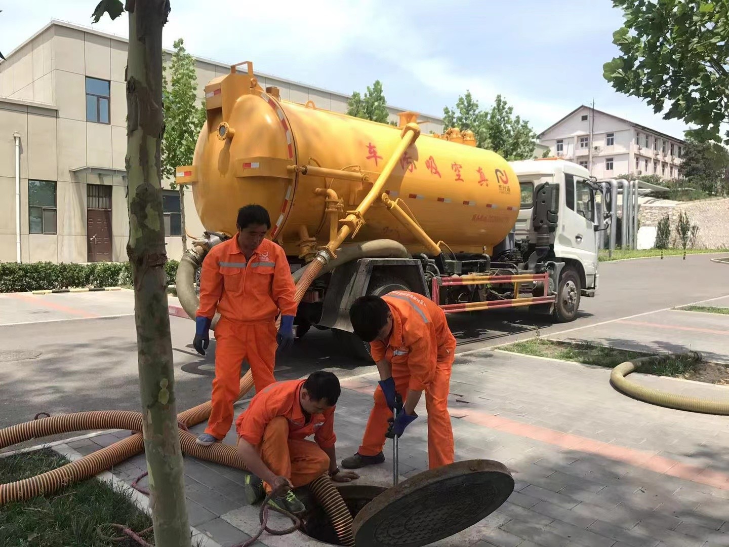 锡山管道疏通车停在窨井附近