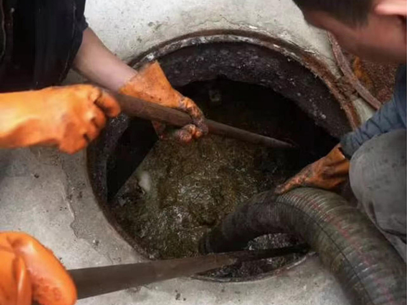 锡山清理化粪池时如何避免沼气的危害？